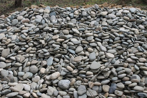 Kamenclub.ru: Галька речная плоская (ассорти) фр. 100-200-300 мм. купить  в Брянске галька плоская разноцветная серый белый темно-серый синий речная галька ландшафтная 8000 руб/т   фото КАМЕНЬ КЛУБ