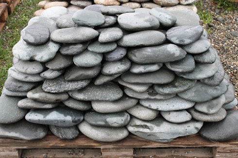 Kamenclub.ru: Галька речная плоская (темно-серая) фр. 100-200-300 мм. купить  в Брянске галька речная плоская темно-серый, серый, синий речной галечник плоский 9000 руб/т   фото КАМЕНЬ КЛУБ