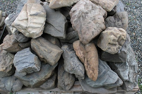 Kamenclub.ru: Песчаник декоративный ландшафтный (фр. 300-500 мм)  купить в Брянске песчаник желтый рыжий серый зеленый валун речной окатанный природный песчаника 4 500 руб/т   фото КАМЕНЬ КЛУБ