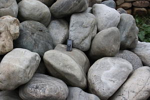 Kamenclub.ru: Речной валун Кабанчик фр.300-500 мм.  купить в Брянске крупный природный камень галька серый, темно-серый речной валун галечник масштабный 7000 руб/т   фото КАМЕНЬ КЛУБ