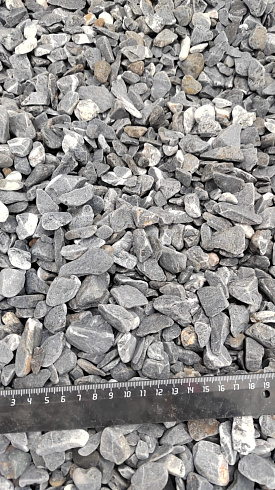 Kamenclub.ru: Щебень галтованный черный (мрамор) фр.10-20 мм.  купить в Брянске мрамор черный с белыми прожилками, черный, белый окатанный округлый ландшафтный декоративный щебень 15000 руб/т   фото КАМЕНЬ КЛУБ