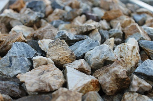 Kamenclub.ru: Мраморная крошка (щебень крошка медовый) фр. 20-40 мм.  купить в Брянске мрамор бежевый рыжий желтый ландшафтная мраморная крошка 12000 руб/т   фото КАМЕНЬ КЛУБ