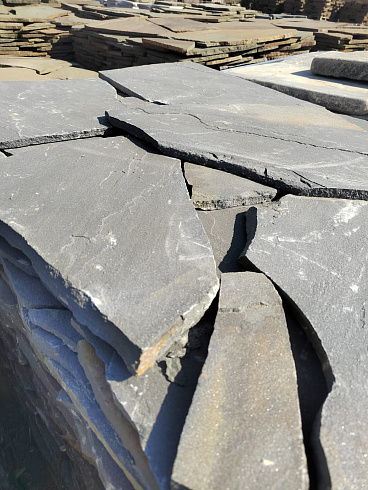 Kamenclub.ru: Песчаник пластушка светло-серый (3,0 см)  купить в Брянске песчаник светло-серый, серый песчаник рваный ландшафтный колотый 13800 руб/м3   фото КАМЕНЬ КЛУБ