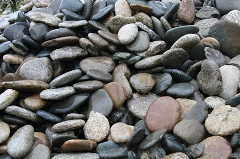 Kamenclub.ru: Галька речная плоская (ассорти) фр. 100-200-300 мм купить  в Брянске галька галечник природный серый, белый темно-серый синий рыжий светло-серый природная галька плоская крупная 8000 руб/т   фото КАМЕНЬ КЛУБ