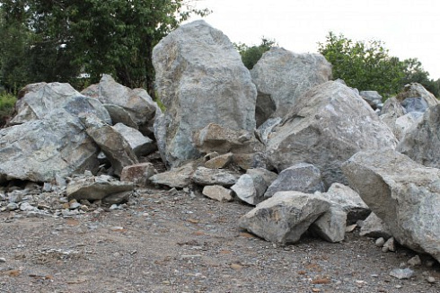 Kamenclub.ru: Змеевик скальник фр. 500-1500 мм.  купить в Брянске змеевик зеленый серый черный глыба скальная колотая 7500 руб/т   фото КАМЕНЬ КЛУБ