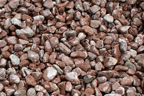 Kamenclub.ru: Мраморная крошка (щебень галтованный розовый) фр.5-10 мм.  купить в Брянске мрамор розовый, красный окатанный мраморный щебень декоративный ландшатфный 15000 руб/т   фото КАМЕНЬ КЛУБ