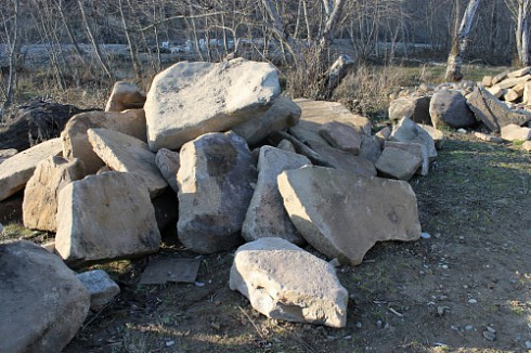 Kamenclub.ru: Песчаник плиты - плахи - пошаговые дорожки (фр. 70-150 мм)  купить в Брянске песчаник серый бежевый желтый зеленый колотый песчаник строительный 6500 руб/т   фото КАМЕНЬ КЛУБ