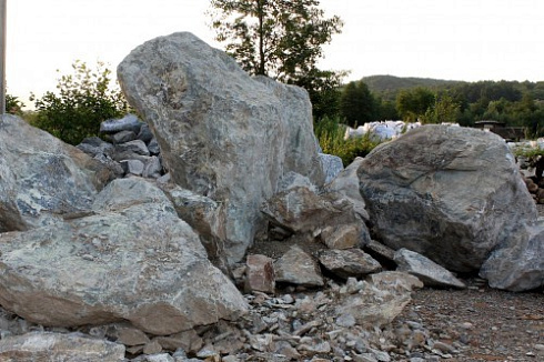 Kamenclub.ru: Змеевик скальник фр. 500-1500 мм.  купить в Брянске змеевик зеленый серый черный глыба скальная колотая 7500 руб/т   фото КАМЕНЬ КЛУБ