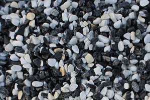 Kamenclub.ru: Мраморная крошка (щебень галтованный микс:белый-черный) фр.10-20 мм.  купить в Брянске мрамор белый, черный окатанные округлые декоративные ландшафтные камни щебня 15500 руб/т   фото КАМЕНЬ КЛУБ