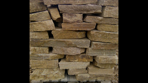 Kamenclub.ru: Песчаник пластушка желтый с рисунком (4-6 см)  купить в Брянске плитняк пластушка желтый с рисунком песчаник 9 000 руб/м3   фото КАМЕНЬ КЛУБ