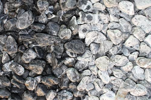 Kamenclub.ru: Щебень галтованный черный (мрамор) фр.20-40 мм.  купить в Брянске мрамор черный с белыми прожилками мрамор окатанный округлый 15000 руб/т   фото КАМЕНЬ КЛУБ