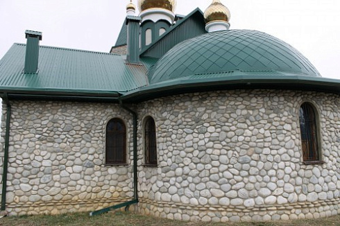 Kamenclub.ru: Галька речная плоская (бело-серая) фр. 100-200-300 мм. купить  в Брянске галька речная плоская серый, белый, бело-серый, серо-белый речная галька плоская  9000 руб/т   фото КАМЕНЬ КЛУБ