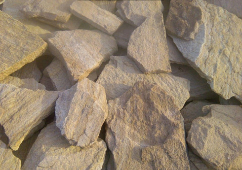 Kamenclub.ru: Песчаник пластушка "фонтанка" желтая (3,0 - 5,0 см)  купить в Брянске песчаник желтая, рыжий, желтый песчаник колотый рваный со сколом облицовочный 16200 руб/м3   фото КАМЕНЬ КЛУБ