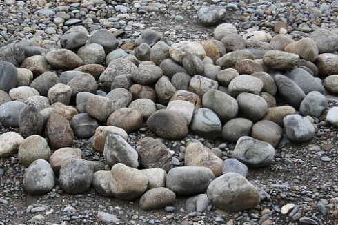 Kamenclub.ru: Речной валун (Ассорти) фр.100-300 мм.  купить в Брянске галечник серый, темно-серый, светло-серый речная галька крупных размеров 4200 руб/т   фото КАМЕНЬ КЛУБ