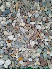 Kamenclub.ru: Галька горная речная окат (цветная) фр. 20-40 мм. купить  в Брянске галька речная серый синий бежевый белый окатанная речная галька ландшафтная 6800 руб/т   фото КАМЕНЬ КЛУБ