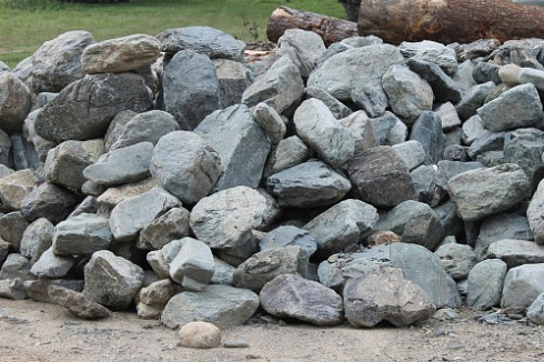 Kamenclub.ru: Гранит скальник (серо-зеленый) фр. 100-500 мм.  купить в Брянске гранит зеленый, серый, салатовый крупный ландшафтный валун 6 000 руб/т   фото КАМЕНЬ КЛУБ