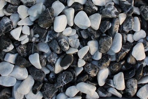 Kamenclub.ru: Мраморная крошка (щебень галтованный микс:белый-черный) фр.40-70 мм.  купить в Брянске мрамор белый, черный айвори серый галтовка природного камня 15500 руб/т   фото КАМЕНЬ КЛУБ