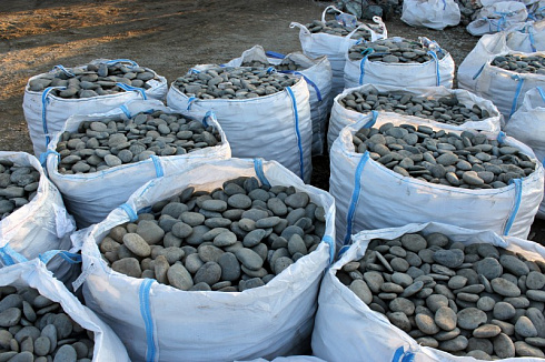 Kamenclub.ru: Галька речная плоская (ассорти) фр. 100-200-300 мм. купить  в Брянске галька плоская разноцветная серый белый темно-серый синий речная галька ландшафтная 8000 руб/т   фото КАМЕНЬ КЛУБ