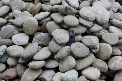 Kamenclub.ru: Галька речная плоская (серо-белая) фр. 70-120 мм. купить  в Брянске галька галечник речной серый, белый окатанная плоская  природная галька 9000 руб/т   фото КАМЕНЬ КЛУБ