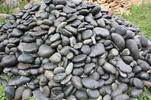 Kamenclub.ru: Темно-серый валунчик фр.100-300 мм.  купить в Брянске крупный природный камень серый, темно-серый, светло-серый речная галька большого размера окатанная 4500 руб/т   фото КАМЕНЬ КЛУБ