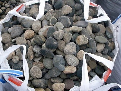 Kamenclub.ru: Галька речная плоская (ассорти) фр. 70-150 мм. купить  в Брянске галька галечник серый белый темно-серый синий светло-серый плоская природная галька  9000 руб/т   фото КАМЕНЬ КЛУБ