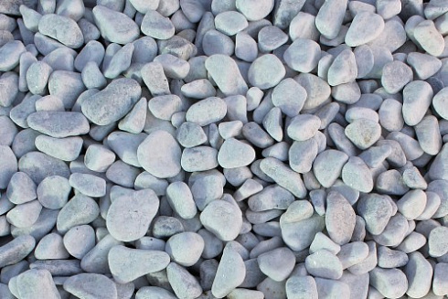 Kamenclub.ru: Щебень галтованный белый (мрамор) фр.5-10 мм.  купить в Брянске мрамор белый, айвори, молочный каменная мраморная декоративная ландшафтная крошка 17000 руб/т   фото КАМЕНЬ КЛУБ