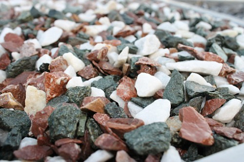 Kamenclub.ru: Мраморная крошка (щебень крошка микс: белый-зеленый-розовый) фр. 10-20 мм.  купить в Брянске мрамор белый, зеленый, розовый декоративный ландшафтный колотый щебень 12000 руб/т   фото КАМЕНЬ КЛУБ