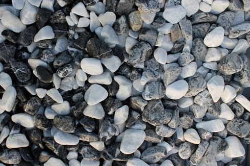 Kamenclub.ru: Мраморная крошка (щебень галтованный микс:: белый-черный) фр.20-40 мм  купить в Брянске мрамор белый, черный мраморный галтованный щебень 15500 руб/т   фото КАМЕНЬ КЛУБ