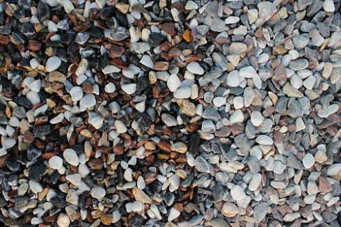 Kamenclub.ru: Мраморная крошка (щебень галтованный микс:белый-черный-розовый-медовый) фр.10-20 мм.  купить в Брянске мрамор белый, медовый, черный, розовый мраморный декоративный ландшафтный окатанный округлый галтованный щебень 15500 руб/т   фото КАМЕНЬ КЛУБ