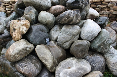 Kamenclub.ru: Речной валун Кабанчик фр.300-500 мм.  купить в Брянске крупный природный камень галька серый, темно-серый речной валун галечник масштабный 7000 руб/т   фото КАМЕНЬ КЛУБ