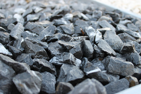 Kamenclub.ru: Щебень крошка черный (мрамор) фр. 5-10 мм.  купить в Брянске мрамор черный с белыми прожилками, черный, белый мраморная крошка декоративная ландшафтная 11000 руб/т   фото КАМЕНЬ КЛУБ