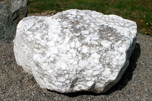 Kamenclub.ru: Мраморизированный известняк фр.500-1500 мм.  купить в Брянске    10000 руб/т   фото КАМЕНЬ КЛУБ