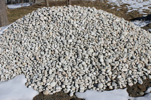 Kamenclub.ru: Галька речная окат (серо-белая) фр. 70-120 мм купить  в Брянске галька галечник бело-серая, серо-белая, серая, белая речная природная галька  8000 руб/т   фото КАМЕНЬ КЛУБ