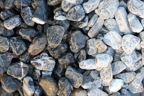 Kamenclub.ru: Щебень галтованный черный (мрамор) фр. 50-100 мм.  купить в Брянске мрамор черный с белыми прожилками щебень ландшафтный мраморный 15000 руб/т   фото КАМЕНЬ КЛУБ