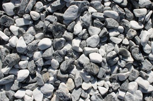 Kamenclub.ru: Мраморная крошка (щебень галтованный микс:: белый-черный) фр.20-40 мм  купить в Брянске мрамор белый, черный мраморный галтованный щебень 15500 руб/т   фото КАМЕНЬ КЛУБ
