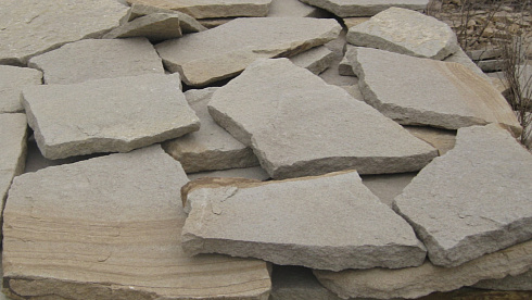 Kamenclub.ru: Песчаник пластушка светло-серый (2,0 см)  купить в Брянске плитняк- ластушка светло-серый, серый рваный ландшафтный плитняк колотый 13800 руб/м3   фото КАМЕНЬ КЛУБ