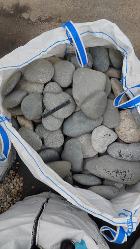 Kamenclub.ru: Галька речная плоская (темно-серая) фр. 70-150 мм. купить  в Брянске галечник природный темно-серый серый синий речная плоская природная окатанная  9000 руб/т   фото КАМЕНЬ КЛУБ