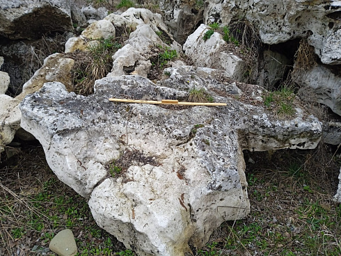 Kamenclub.ru: Выветренный известняк (степной) фр. 500-1500 мм.  купить в Брянске    10000 руб/т   фото КАМЕНЬ КЛУБ