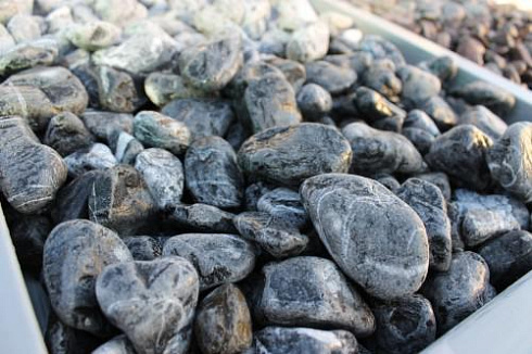 Kamenclub.ru: Щебень галтованный черный (мрамор) фр.20-40 мм.  купить в Брянске мрамор черный с белыми прожилками мрамор окатанный округлый 15000 руб/т   фото КАМЕНЬ КЛУБ