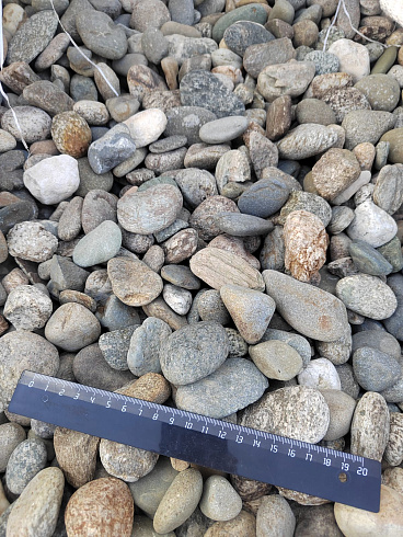 Kamenclub.ru: Галька речная окат (пестрая) фр. 20-40 мм. купить  в Брянске галька речная пестрая, серая, серые оттенки галька речная окатанная округлая 5000 руб/т   фото КАМЕНЬ КЛУБ