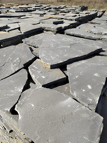 Kamenclub.ru: Песчаник пластушка светло-серый (2,0 см)  купить в Брянске плитняк- ластушка светло-серый, серый рваный ландшафтный плитняк колотый 13800 руб/м3   фото КАМЕНЬ КЛУБ