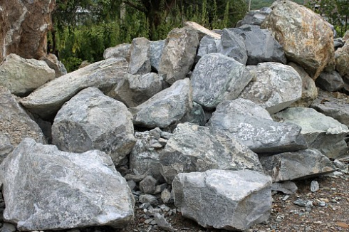 Kamenclub.ru: Змеевик скальник фр. 500-1500 мм.  купить в Брянске змеевик зеленый серый черный глыба скальная колотая 7500 руб/т   фото КАМЕНЬ КЛУБ