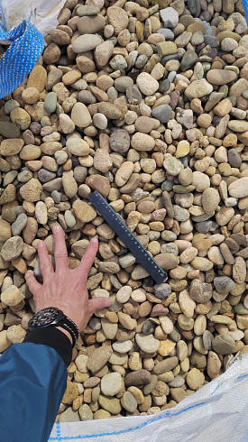 Kamenclub.ru: Галька речная окат рыжая фр. 20-40 мм. купить  в Брянске галька речная окатанная рыжая желтая серая округлая речная галька 5000 руб/т   фото КАМЕНЬ КЛУБ