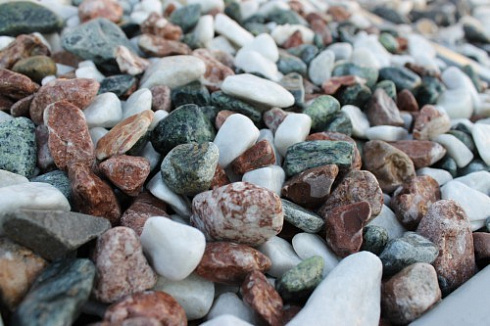 Kamenclub.ru: Мраморная крошка (щебень галтованный микс:белый-зеленый-розовый) фр.20-40 мм.  купить в Брянске мрамор белый, зеленый, розовый мрамор декоративный (галтовка) 15500 руб/т   фото КАМЕНЬ КЛУБ