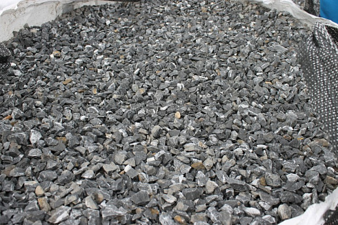 Kamenclub.ru: Щебень крошка черный (мрамор) фр. 40-70 мм.  купить в Брянске мрамор черный с белыми прожилками, черный, белый декоративный щебень 11000 руб/т   фото КАМЕНЬ КЛУБ