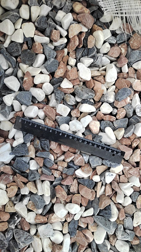 Kamenclub.ru: Мраморная крошка (щебень галтованный микс:белый-зеленый-розовый) фр.20-40 мм.  купить в Брянске мрамор белый, зеленый, розовый мрамор декоративный (галтовка) 15500 руб/т   фото КАМЕНЬ КЛУБ