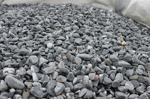 Kamenclub.ru: Щебень галтованный черный (мрамор) фр.10-20 мм.  купить в Брянске мрамор черный с белыми прожилками, черный, белый окатанный округлый ландшафтный декоративный щебень 15000 руб/т   фото КАМЕНЬ КЛУБ