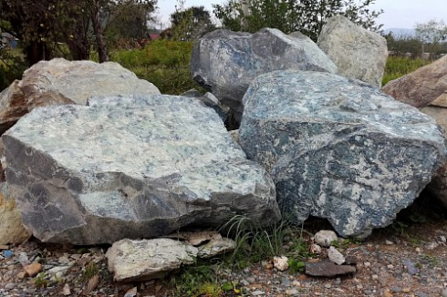 Kamenclub.ru: Змеевик скальник фр. 500-1500 мм.  купить в Брянске змеевик зеленый серый черный глыба скальная колотая 7500 руб/т   фото КАМЕНЬ КЛУБ