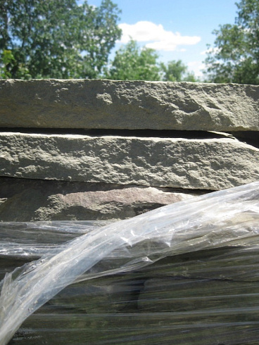 Kamenclub.ru: Песчаник пластушка серо-зеленый (4,0 см- 5,0 см)  купить в Брянске песчаник серо-зеленый, серый, зеленый песчаник рваный ландшафтный колотый 9000 руб/м3   фото КАМЕНЬ КЛУБ