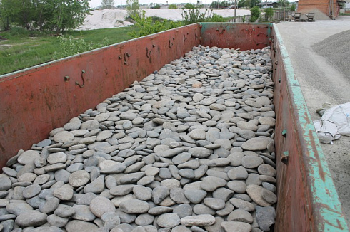 Kamenclub.ru: Галька речная плоская (серо-белая) фр. 70-120 мм. купить  в Брянске галька галечник речной серый, белый окатанная плоская  природная галька 9000 руб/т   фото КАМЕНЬ КЛУБ